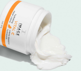 The Differences Between Moisturizer, Cream and Oil (And Which You Should Use)